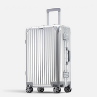 Valise MoovNext AURA en aluminium et magnésium argentée avec coque rigide rainurée et quatre roues multidirectionnelles