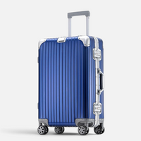 Valise MoovNext AURA en aluminium et magnésium bleu argenté avec structure rainurée, coins renforcés et roues pivotantes
