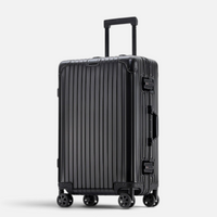Valise MoovNext AURA noire en aluminium et magnésium avec design rainuré et roulettes multidirectionnelles