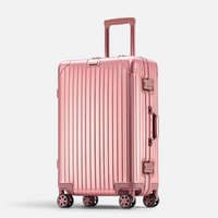Valise MoovNext AURA en aluminium et magnésium rose métallique avec design rainuré et quatre roues multidirectionnelles