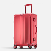 Valise MoovNext AURA rouge en aluminium et magnésium avec design rainuré et quatre roues multidirectionnelles