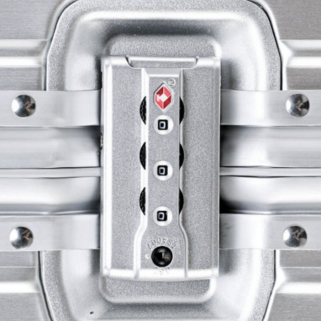Serrure TSA intégrée sur valise MoovNext AURA en aluminium et magnésium argenté avec finition rainurée