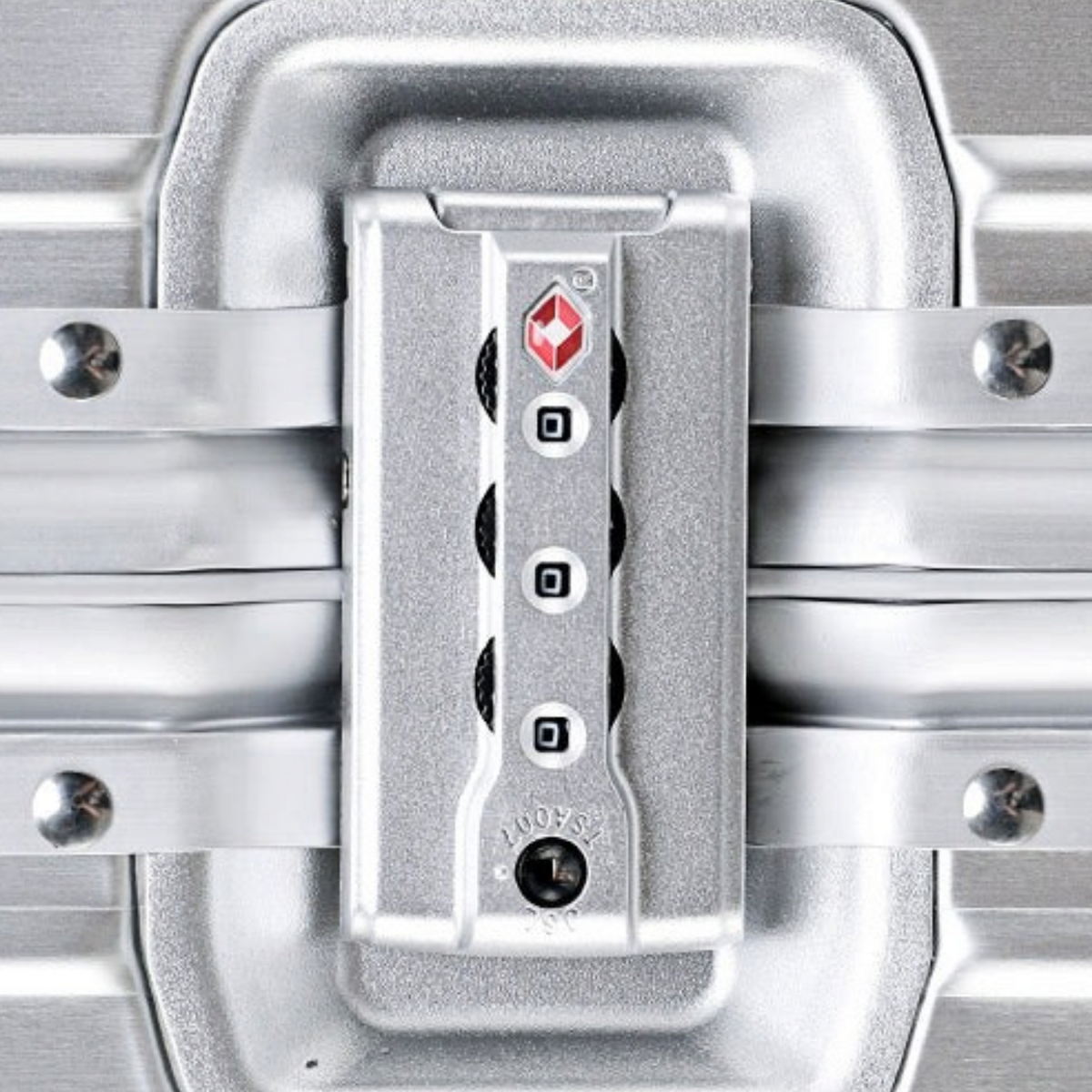 Serrure TSA intégrée sur valise MoovNext AURA en aluminium et magnésium argenté avec finition rainurée