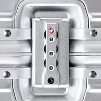 Serrure TSA intégrée sur valise MoovNext AURA en aluminium et magnésium argenté avec finition rainurée