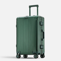 Valise MoovNext AURA en aluminium et magnésium vert forêt avec design rainuré et roulettes multidirectionnelles